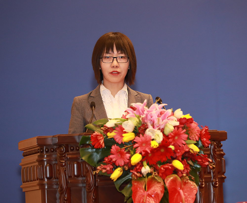 13.JPG 新华社中国经济信息社指数事业部副总经理韩显男做主题演讲 新华社中国经济信息社指数事业部副总经理韩显男做主题演讲