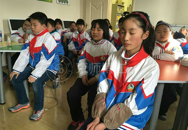 学生们在心理健康课上冥想感受内心